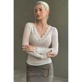 Madmext Beyaz V Yaka Dantelli Transparan Kadın Bluz MG2662