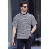 Madmext Siyah Bisiklet Yaka Çizgili Kısa Kollu Arma Detaylı Erkek T-shirt 7031 Siyah