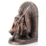 Malteser Crusader heykel in Armor Bewacht kapı Holding levha & Kılıç kitap desteği
