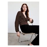MANGO Woman Kruvaze kesimli puantiyeli bluz