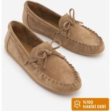 Marjin Kadın Oval Burun Hakiki Deri Bağlamalı Fiyonklu Makosen Dikişli Büzgülü Loafer Günlük Ayakkabı Tavon Camel Süet