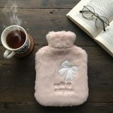 Marsilyan™- Hello Everyone Yazılı Kurdeleli Pembe Peluş Sıcak Su Torbası 1 Lt – Yumuşak Kılıf, Uzun Süre Sıcak Tutan Termal Su Torbası