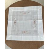 Marys Concept Işlemeli Servis Sehpası & Peçete Pembe Çiçek Işlemeli - 40 x 40 - Beyaz