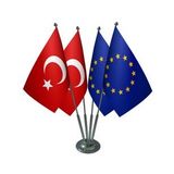 Masa Üstü Avrupa Birliği Bayrağı Türk Bayrağı Dörtlü Krom Direk Masa Bayrak Seti