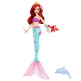 Mattel Disney Prensesi Ariel yüzen deniz kızı bebek ve su püskürten yunus, Sebastian figürü ve 4 aksesuar, Okyanustaki Dostlarım su oyuncağı, JFC39