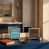 Mealli Besmele ve Mâlikül-Mülk Tasarımı İkili Modern Masaüstü Obje 10x10 cm | Mâlikül-Mülk mesajını yansıtan yazılar, geleneksel motifleri modern ev dekorasyonuna kusursuzca taşır.