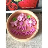 Merz Design Decor Dekoratif Kasede Seni Seviyorum Yazılı Sevgililer Günü %100 Doğal Vegan Soya Wax Çiçek Bahçesi Mum - Pembe