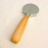 Meturas Ahşap Saplı Pizza Kesici, 19x7 cm Paslanmaz Çelik Döner Bıçak, Ergonomik Tasarım, Pizza ve Hamur İşleri İçin