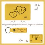 Miaju Koyu Turkuaz, Sevgilinize Romantik ve Kişisel Bir Hediye! Isme ve Harfe Özel Cüzdan & Anahtarlık Set - Sarı