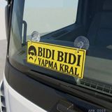 Mikasso Bıdı Bıdı Yapma Kral Kamyon ve Araba Ön Cam Yazısı Vantuzlu 25CMX8CMX4MM - Çok Renkli