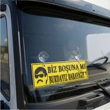 Mikasso Biz Boşuna Mı Burdayız Babayiğit Kamyon ve Araba Ön Cam Yazısı Vantuzlu 25CMX8CMX4MM - Çok Renkli