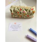 Mikasso Çiçekli Puf Puf Kalemlik 18X7X6 cm – Astarlı, Elyaflı, Fermuarlı Kalem Kutusu / Okul Kalemliği Tekst - Çok Renkli