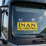 Mikasso Inan Hiç Farketmez Kamyon ve Araba Ön Cam Yazısı Vantuzlu 25CMX8CMX4MM - Çok Renkli