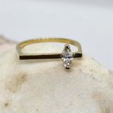 Minimal Altın Yüzük - 14 Ayar Altın Çizgi Mekik 0.40 Ct Zirkon Taşlı Minimal Tektaş Kadın Yüzük