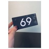 Minimal Parlak Antrasit Pleksi Kendinden Yapışkanlı Kapı Numarası -69