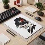MİRAİ Japon Samuray Kız Tasarımlı Mouse Pad, Beyaz Siyah Kırmızı, 28x40 Cm, Kauçuk Taban, Kaymaz Özellikli, Dikdörtgen - Bireysel ve Kurumsal Siparişe Uygun