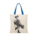 MİRAİ Vintage Kadın Figürlü Kanvas Tote Çanta, Bej, Mavi Saplı, Moda İllüstrasyonu (Şapka, Çiçek Buketi, Dinamik Poz) Özel Baskılı Kanvas Omuz Çantası/Tote Bag - Bireysel ve Kurumsal Siparişe Uygun