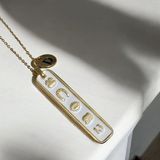 Mojo Jewellery Kişiye Özel Harfli Çelik Şans Plakası Kolye – Gold & Beyaz