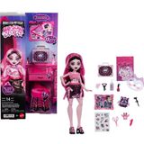 Monster High Monster Hıgh® Güzellik Sırları™ Draculaura™ Bebek ve 13 Gerçekçi Aksesuarı JHK43