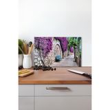 Mor Çiçek Salkımlı Sokak Cam Kesme Tahtası , Silikon Ayaklı, Isıya Kırılmaya Dayanıklı Sunum Tablası - 30 x 45 cm