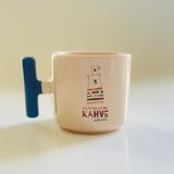 Mor Mürekkep Akıl Verenler Değil Kahve Lazım Bize Baskılı Mavi Kulplu T Kupa - Açık Gri - Beyaz - 200 ml