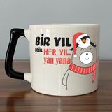 Mor Mürekkep Bir Yıl Değil Her Yıl Yan Yana Penguen Baskılı Siyah Kulplu D Yılbaşı Kupası - Açık Gri - Beyaz - 200 ml