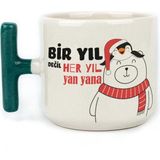Mor Mürekkep Bir Yıl Değil Her Yıl Yan Yana Penguen Baskılı Yeşil Kulplu T Yılbaşı Kupası - Açık Gri - Beyaz - 200 ml