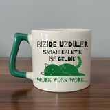 Mor Mürekkep Bizide Üzdüler Sabah Kalktık Işe Geldik Baskılı Yeşil Kulplu D Kupa - Açık Gri - Beyaz - 200 ml