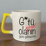 Mor Mürekkep G*tü Güzel Olanın Yüzü Gülmezmiş Baskılı Sarı Kulplu D Kupa - Açık Gri - Beyaz - 200 ml