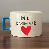 Mor Mürekkep Iyi Ki Karım Var Baskılı Mavi Kulplu C Sevgililer Günü Fincanı - Açık Gri - Beyaz - 200 ml