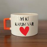 Mor Mürekkep Iyi Ki Karım Var Baskılı Turuncu Kulplu C Sevgililer Günü Fincanı - Açık Gri - Beyaz - 200 ml