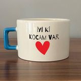Mor Mürekkep Iyi Ki Kocam Var Baskılı Mavi Kulplu C Sevgililer Günü Fincanı - Açık Gri - Beyaz - 200 ml