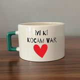 Mor Mürekkep Iyi Ki Kocam Var Baskılı Yeşil Kulplu C Sevgililer Günü Fincanı - Açık Gri - Beyaz - 200 ml