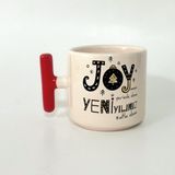 Mor Mürekkep Joyumuz Yerinde Olsun Baskılı Kırmızı Kulplu T Yılbaşı Kupası - Açık Gri - Beyaz - 200 ml