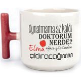 Mor Mürekkep Oynatmama Az Kaldı Doktorum Nerede Baskılı Kırmızı Kulplu T Kupa - Açık Gri - Beyaz - 200 ml
