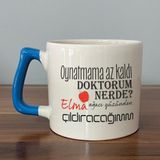 Mor Mürekkep Oynatmama Az Kaldı Doktorum Nerede Baskılı Mavi Kulplu D Kupa - Açık Gri - Beyaz - 200 ml