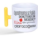 Mor Mürekkep Oynatmama Az Kaldı Doktorum Nerede Baskılı Sarı Kulplu T Kupa - Açık Gri - Beyaz - 200 ml