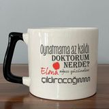 Mor Mürekkep Oynatmama Az Kaldı Doktorum Nerede Baskılı Siyah Kulplu D Kupa - Açık Gri - Beyaz - 200 ml