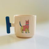 Mor Mürekkep Sarı Pembe Kedi Baskılı Mavi Kulplu T Kupa - Açık Gri - Beyaz - 200 ml