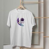 Mor Mürekkep Su Kayağı ve Astronot Tasarım Baskılı Kadın Tshirt - Beyaz - 2XL