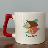 Mor Mürekkep Süper Mom Pelerin Baskılı Kırmızı Kulplu D Kupa - Açık Gri - Beyaz - 200 ml