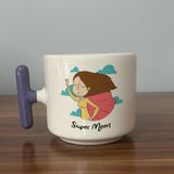 Mor Mürekkep Süper Mom Pelerin Baskılı Mor Kulplu T Kupa - Açık Gri - Beyaz - 200 ml