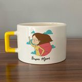 Mor Mürekkep Süper Mom Pelerin Baskılı Sarı Kulplu C Fincan - Açık Gri - Beyaz - 200 ml
