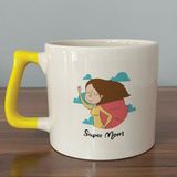 Mor Mürekkep Süper Mom Pelerin Baskılı Sarı Kulplu D Kupa - Açık Gri - Beyaz - 200 ml