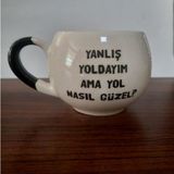 Mor Mürekkep Yanlış Yoldayım Ama Yol Nasıl Güzel Baskılı Balon Kupa - Açık Gri - Beyaz - 200 ml
