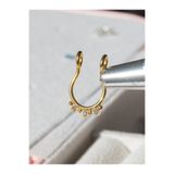 MORNEVA Deliksiz Çelik Sıralı Taşlı Sıkıştırma Fake Septum Burun Piercingi (Altın Renk)
