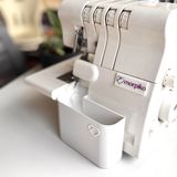 Morpiko Overlok Makinesi Atık Kutusu – Singer 14SH654, 14SH754, 14HD854, HD0405S, S010L Modelleriyle Uyumlu – İplik ve Kumaş Artıkları İçin 3D Yazıcı Üretimi Çöp Kutusu, Beyaz, Medium