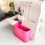 Morpiko Overlok Makinesi Atık Kutusu – Singer 14SH654, 14SH754, 14HD854, HD0405S, S010L Modelleriyle Uyumlu – İplik ve Kumaş Artıkları İçin 3D Yazıcı Üretimi Çöp Kutusu, Fuşya, Medium