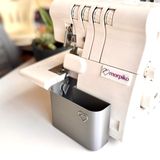 Morpiko Overlok Makinesi Atık Kutusu – Singer 14SH654, 14SH754, 14HD854, HD0405S, S010L Modelleriyle Uyumlu – İplik ve Kumaş Artıkları İçin 3D Yazıcı Üretimi Çöp Kutusu, Gri, Medium