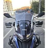 Motocam Qj SRT 550 Ön Cam 2022-2026 Model 54 cm Füme Renkli 4 mm Motosiklet Rüzgarlık